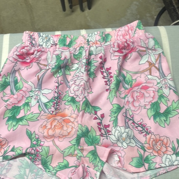 NWOT floral short sleeve vintage like front tie top with marching shorts - Picture 6 of 8